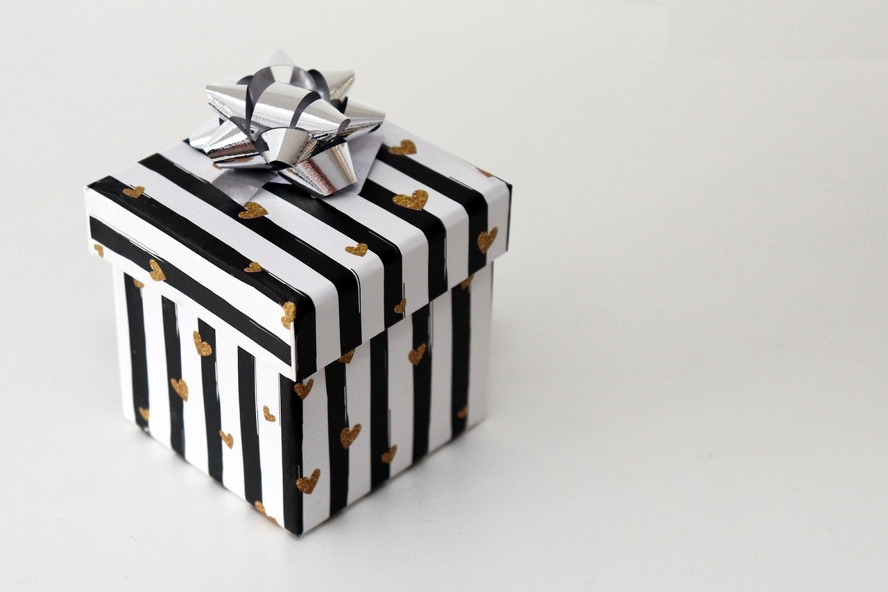Summer Gothic Gift Ideas: Unique and Enchanting Presents for Dark Aesthetic Enthusiasts